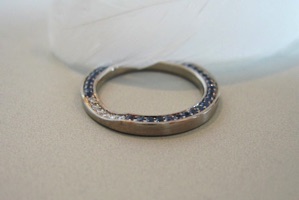 Wei&szliggoldring mit Safiren und Brillanten (L&uuml;nette)