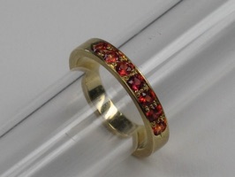 Goldring mit Saphiren (Fadenfassung)